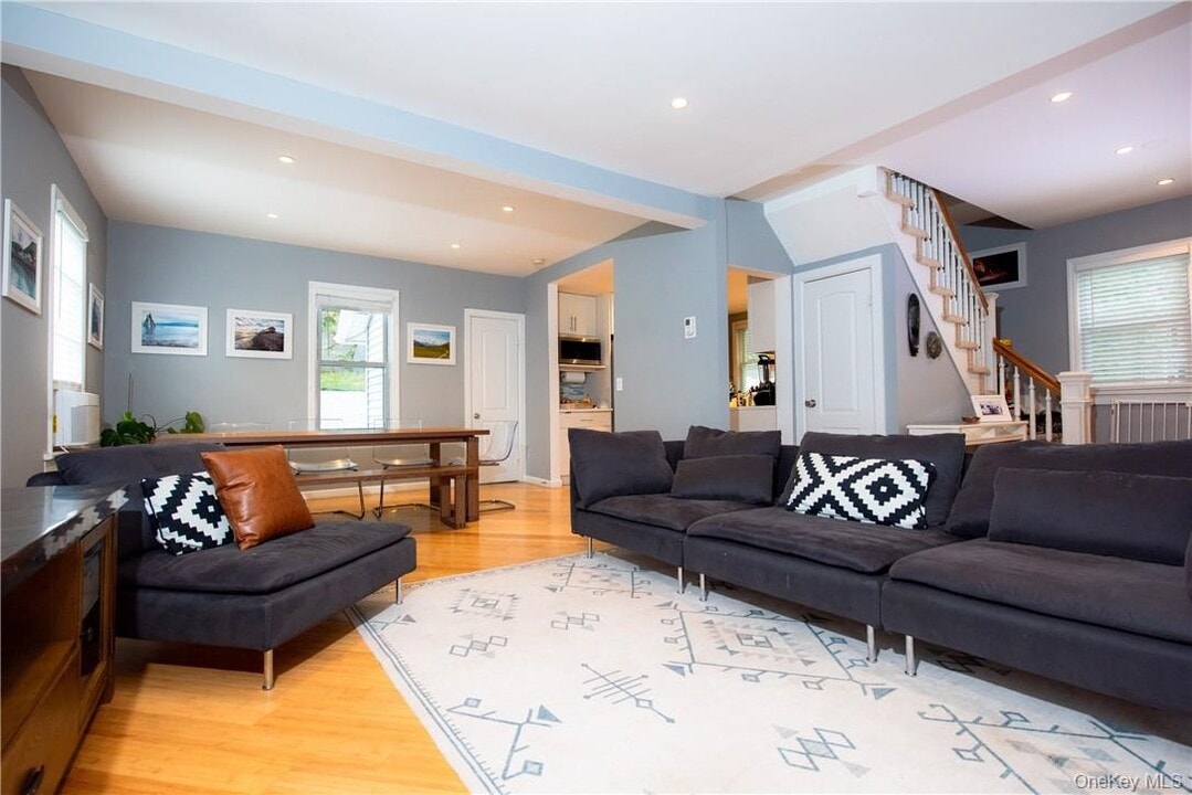 37 S Washington Ave in Hartsdale, NY - Building Photo