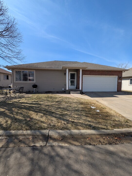 518 Lexington Dr in Oregon, WI - Building Photo