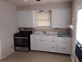 3211 Maple Ave in Groves, TX - Building Photo