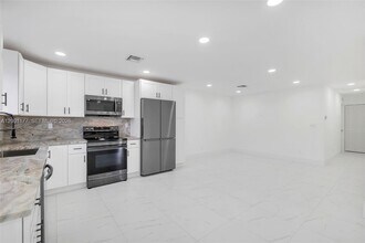 810 SW 14th Ct in Deerfield Beach, FL - Building Photo - Building Photo