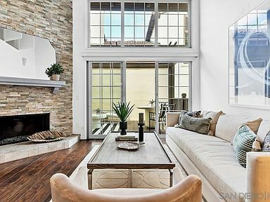 8696 Villa La Jolla Dr in San Diego, CA - Building Photo - Building Photo