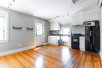 74 Maple Ave in Barrington, RI - Building Photo - Building Photo