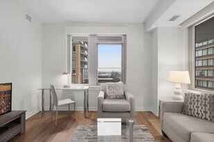 400 Army Navy Dr in Arlington, VA - Building Photo