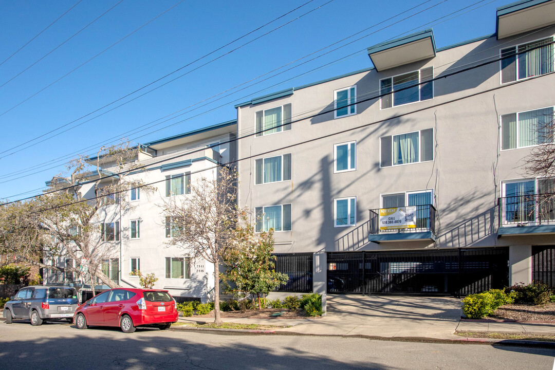 Parker House in Berkeley, CA - Building Photo