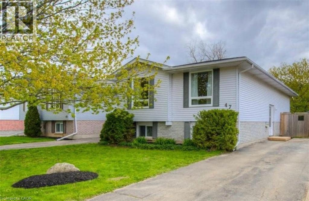 47 Osijek Crescent in Brantford, ON - Building Photo