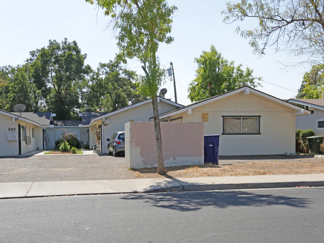 574 W Stuart Ave in Clovis, CA - Foto de edificio - Building Photo