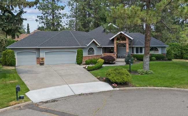 property at 602 W Bradford Ct