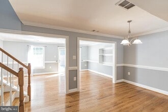 14081 Fallbrook Ln in Woodbridge, VA - Foto de edificio - Building Photo