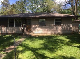 108 Hillsdale St in Battle Creek, MI - Building Photo