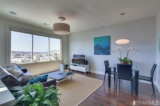 Newly Renovated Top Fl Unit w/ GG Bridge View in San Francisco, CA - Building Photo - Building Photo