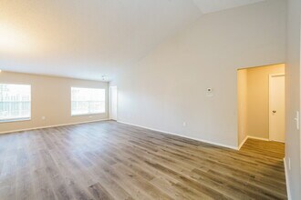 1434 Lakehurst Way in Brandon, FL - Foto de edificio - Building Photo