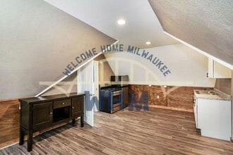 2720 N Oakland Ave in Milwaukee, WI - Building Photo - Building Photo