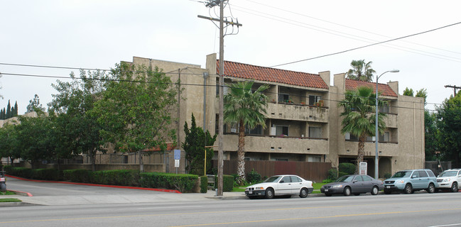 18558 Roscoe Blvd in Reseda, CA - Building Photo - Building Photo