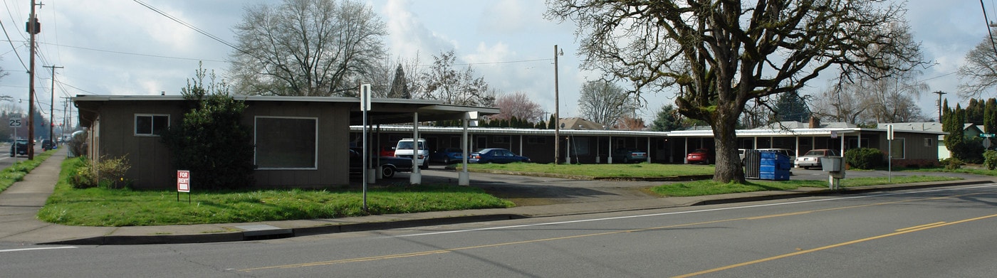 Twin Oaks Apartments in Albany, OR - Building Photo