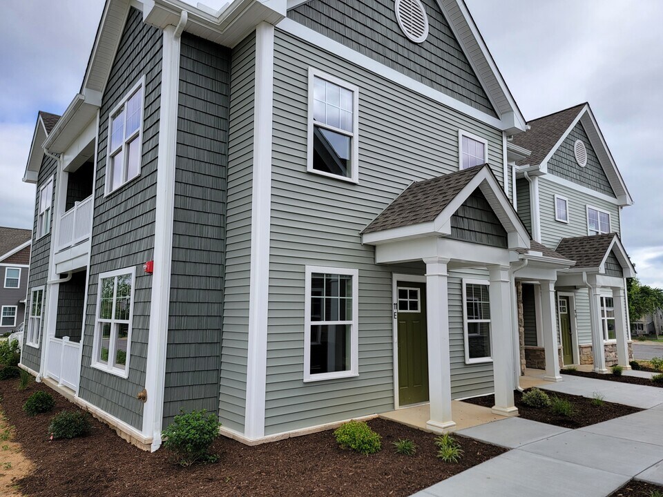 11 Yacht Ave, Unit E in Ephrata, PA - Building Photo