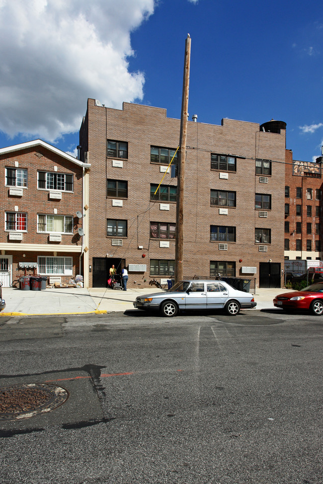 301 Powell St in Brooklyn, NY - Foto de edificio - Building Photo