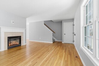 6 Mulberry Ln in Amherst, NH - Building Photo - Building Photo