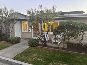 621 Larkspur Ave in Newport Beach, CA - Building Photo - Building Photo
