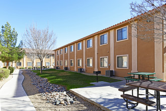 Valley Vista Apartments in Las Vegas, NV - Building Photo - Building Photo