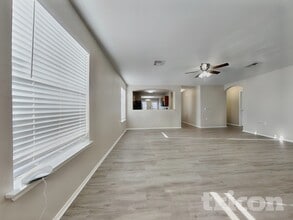 12529 Sky Harbor Dr in Austin, TX - Foto de edificio - Building Photo