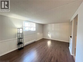 331 Northlake Dr in Waterloo, ON - Building Photo - Building Photo