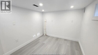 989 Oak St in Windsor, ON - Building Photo - Building Photo