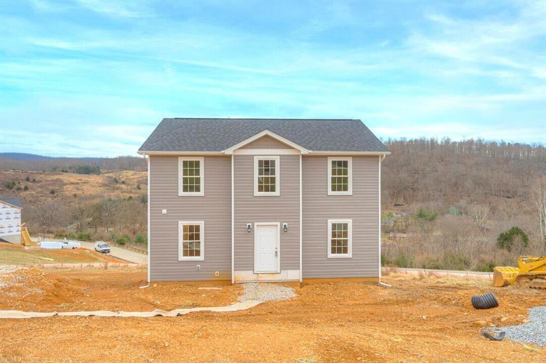 163 Prairie View Ln in Pembroke, VA - Building Photo
