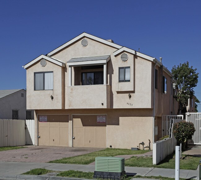 Five Gated Access Beauties in San Diego, CA - Foto de edificio - Building Photo