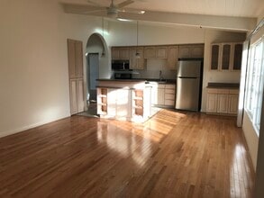 1815 N Beverly Glen Blvd in Los Angeles, CA - Foto de edificio - Building Photo