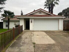 2825 Woodland Ave in Modesto, CA - Building Photo