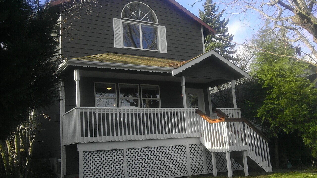 2116 E Grand Ave in Everett, WA - Building Photo