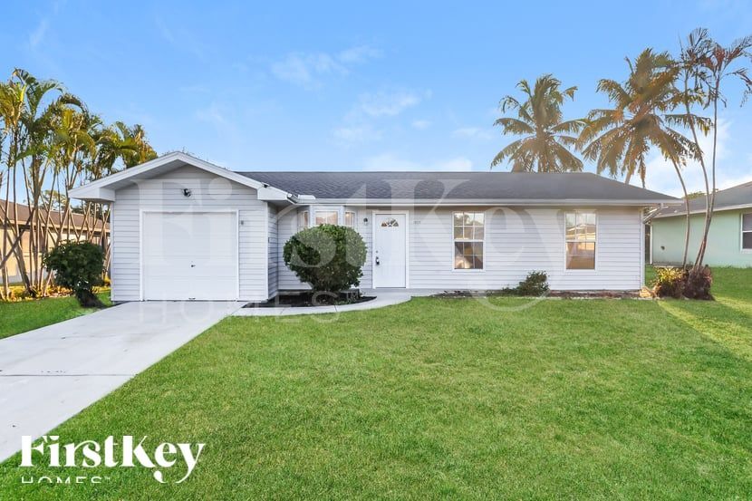 18525 Sebring Rd in Ft. Myers, FL - Building Photo