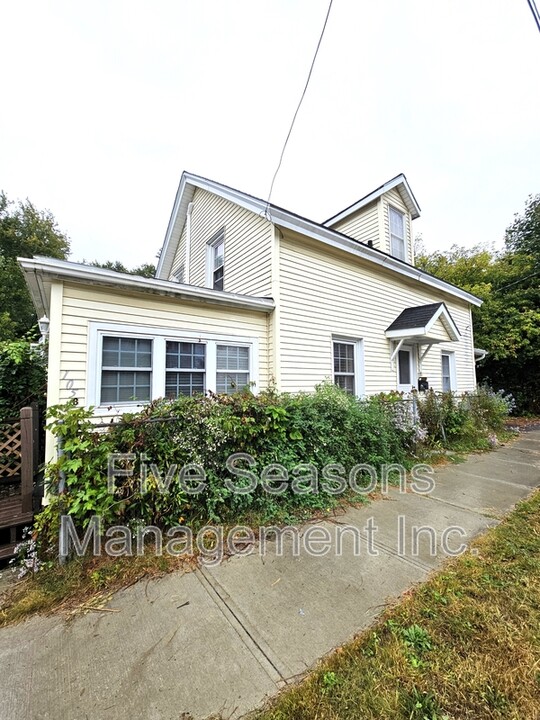 105 Hickok St in Winooski, VT - Building Photo