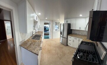 5075 Niagara Ave in San Diego, CA - Foto de edificio - Building Photo
