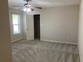 135 Garden Ct in Fayetteville, GA - Foto de edificio - Building Photo