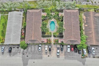 1424 Holly Heights Dr, Unit 5 in Fort Lauderdale, FL - Foto de edificio - Building Photo