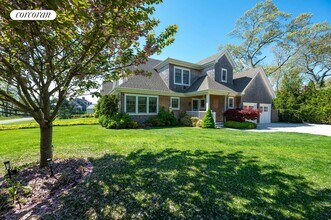 32 W Neck Cir in Southampton, NY - Building Photo - Building Photo