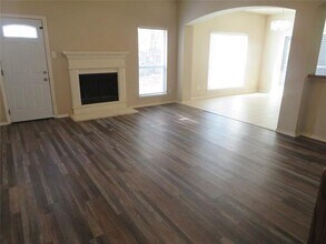 822 Christine Dr in Cedar Hill, TX - Foto de edificio - Building Photo