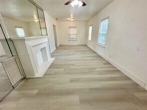 1250 NW 43rd St in Miami, FL - Building Photo - Building Photo