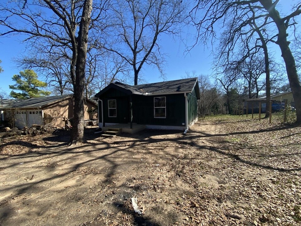 618 Cedarcrest Dr in Tool, TX - Building Photo