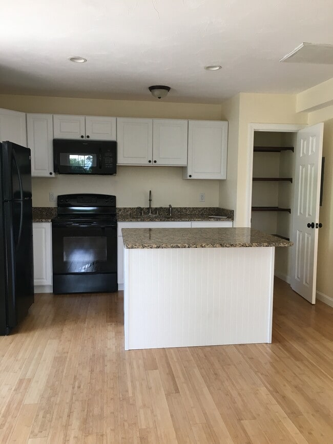 12 Cranberry Rd, Unit 1 in Bourne, MA - Building Photo - Building Photo