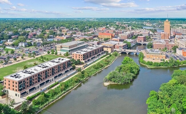 160 S River St, Unit 409 in Aurora, IL - Building Photo - Building Photo
