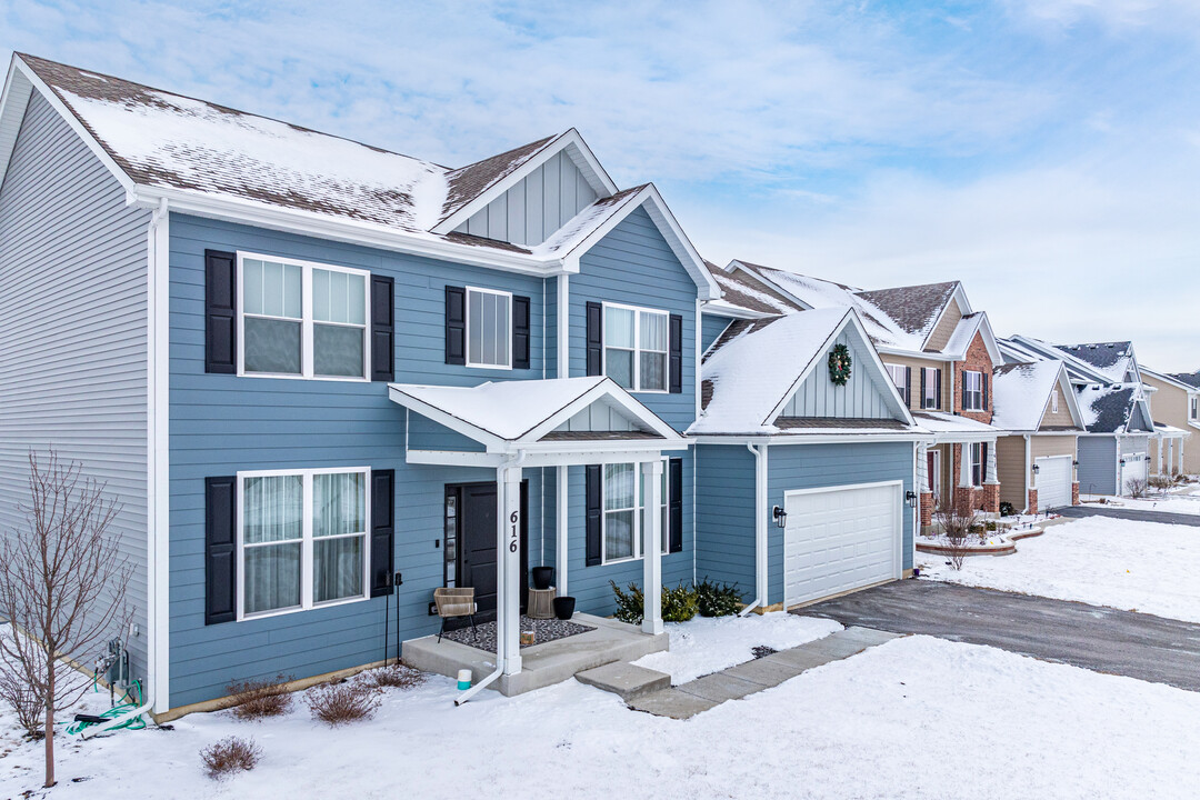 616 Westford Pl in Oswego, IL - Building Photo