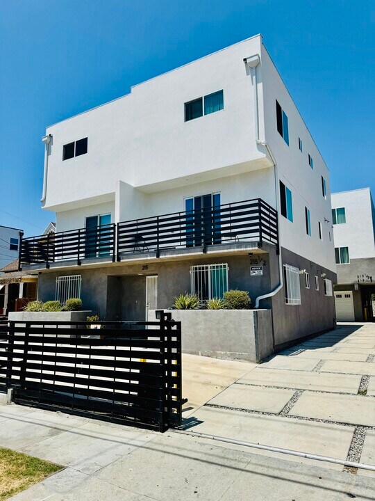215 E 29th St in Los Angeles, CA - Foto de edificio