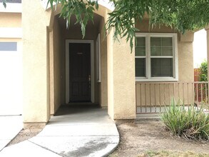 1146 Oatgrass Way in Los Banos, CA - Building Photo - Building Photo