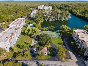 8240 SW 210th St in Cutler Bay, FL - Foto de edificio - Building Photo