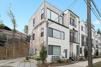 6125 Sand Point Way NE in Seattle, WA - Building Photo - Building Photo