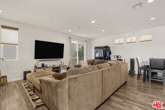 13450 Hubbard St in Los Angeles, CA - Building Photo - Building Photo