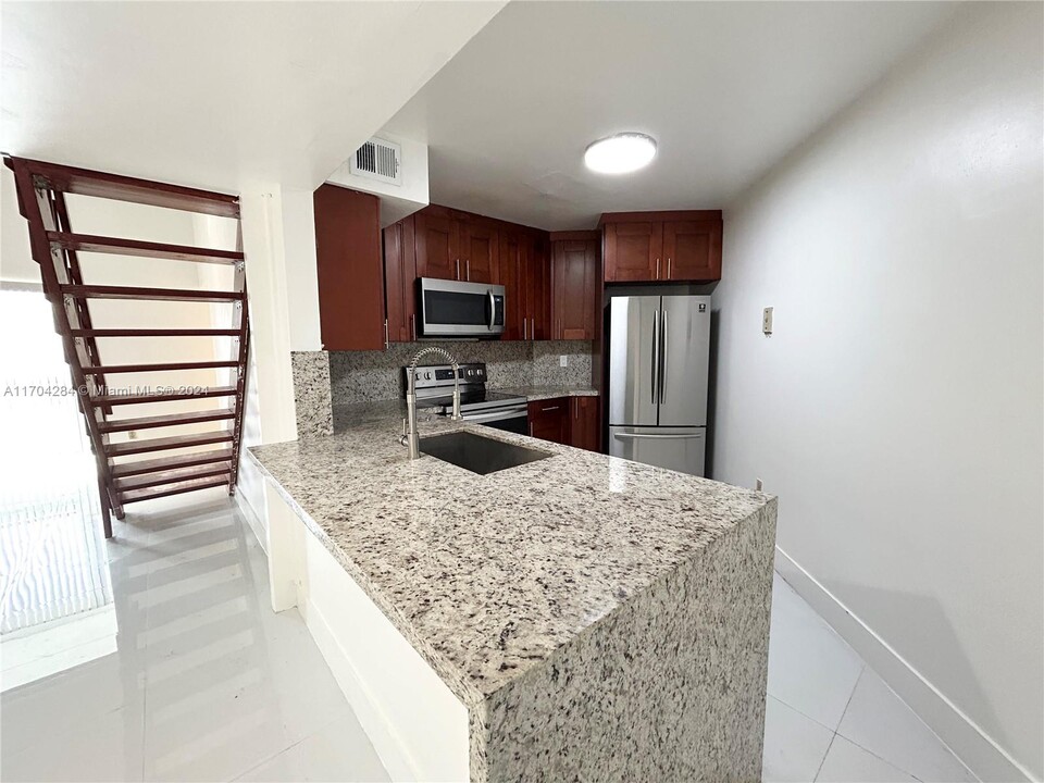 9433 Fontainebleau Blvd, Unit 209 in Miami, FL - Building Photo