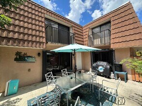 246 Charter Way in West Palm Beach, FL - Foto de edificio - Building Photo